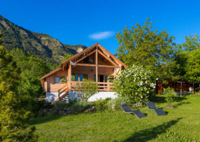 Le Chalet Carpe Diem et son jardin en été