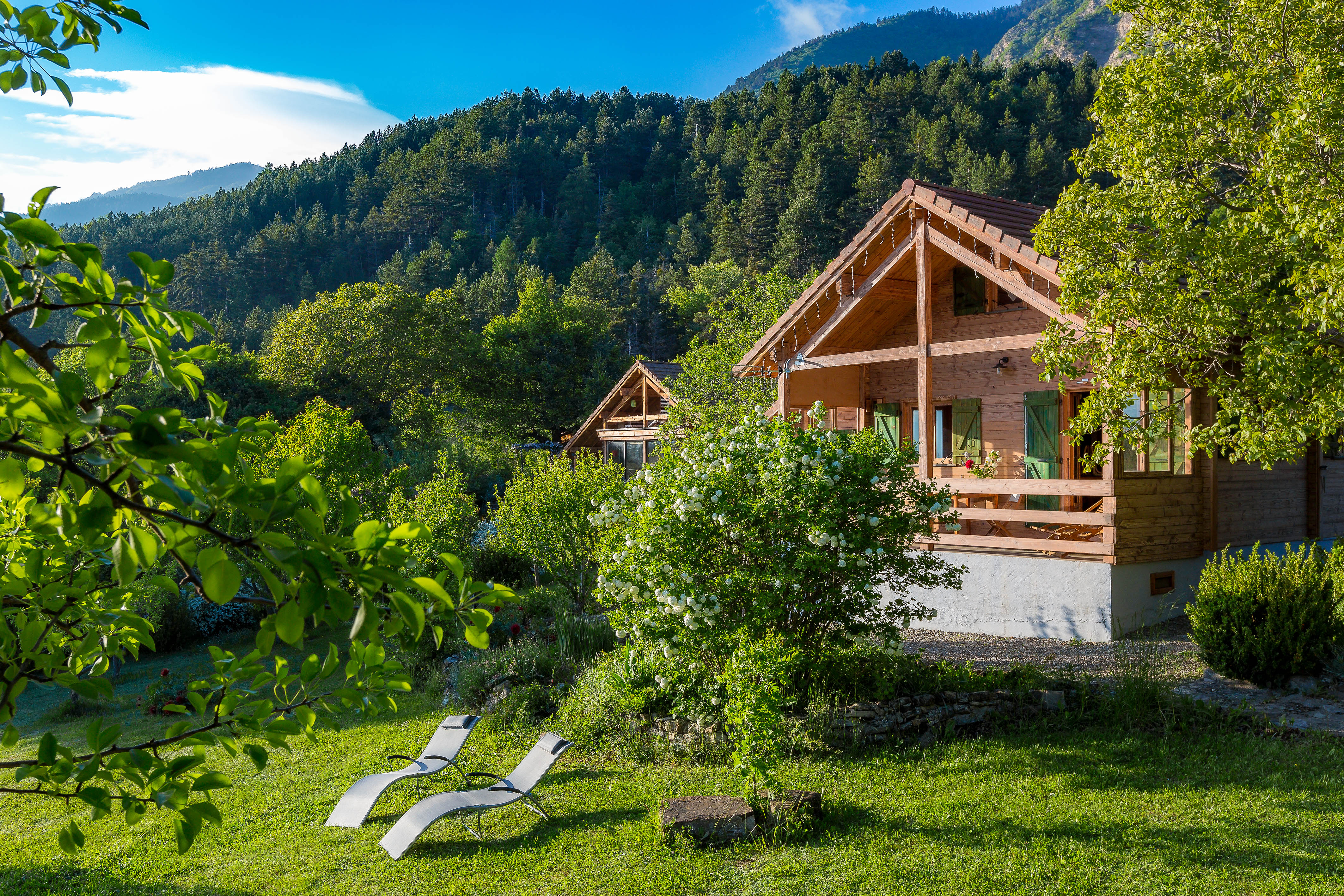 Chalet Carpe Diem - Le jardin devant le gîte et ses deux bains de soleil 