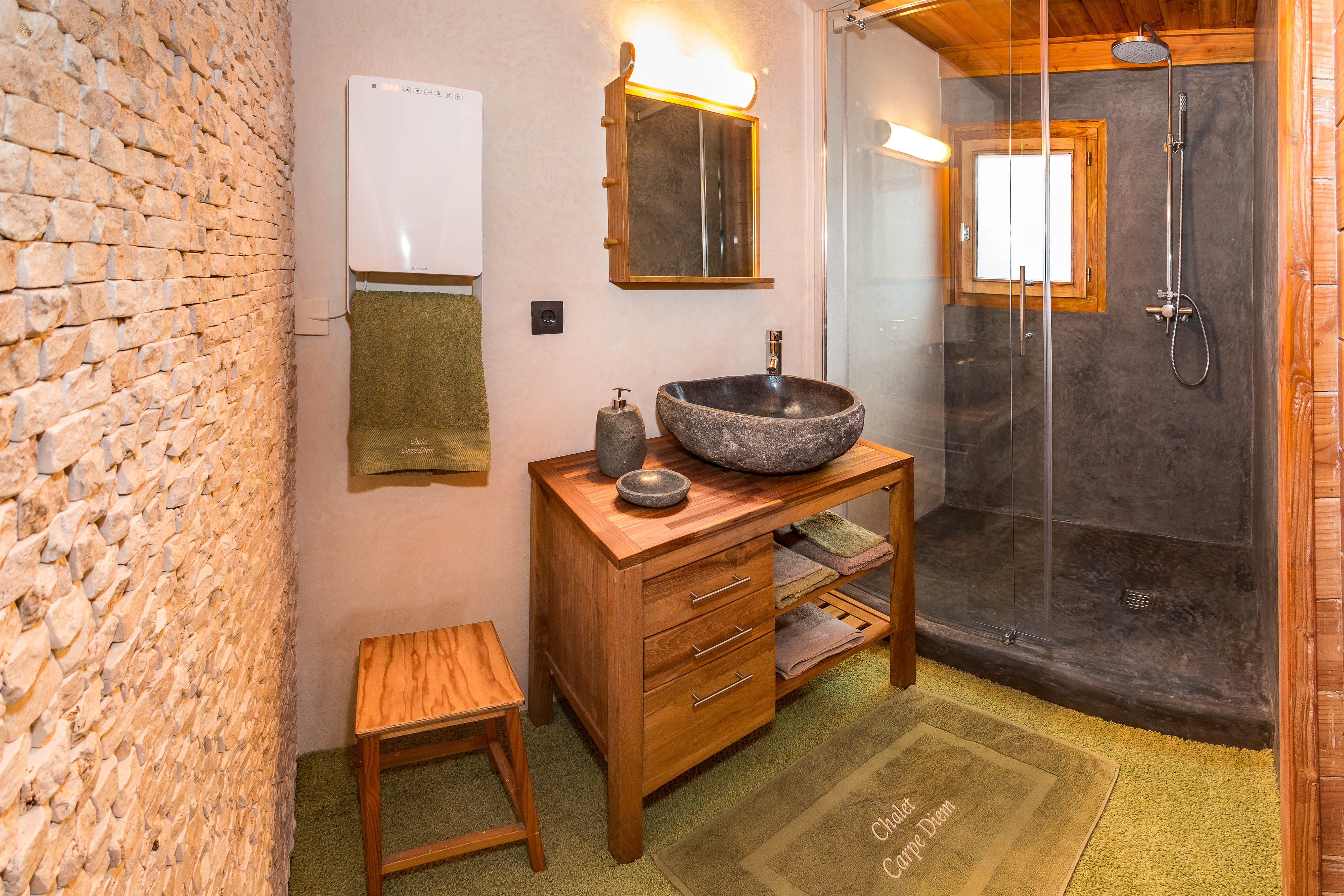 Salle de bain avec douche italienne - Chalet Carpe Diem 