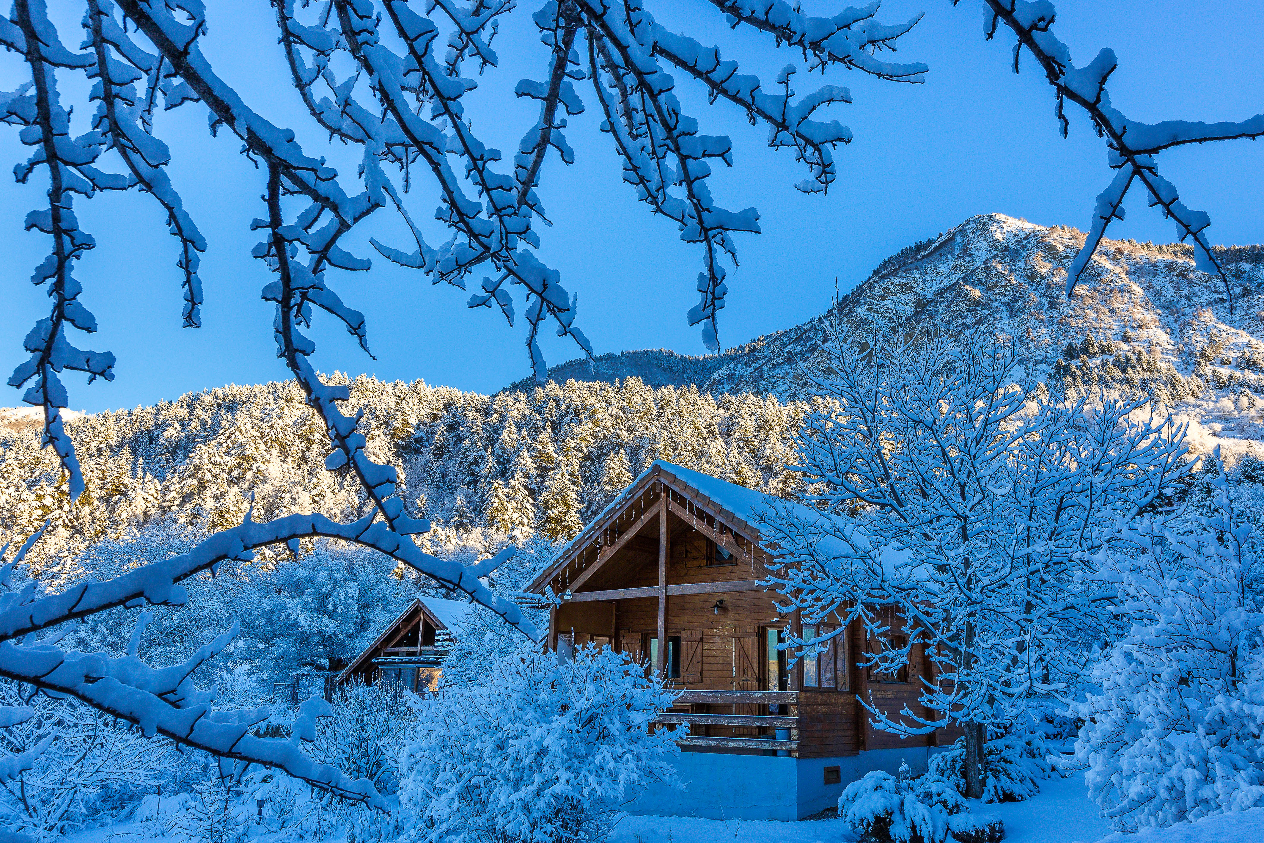 Le chalet l'hiver sous la neige Chalet Carpe Diem - Vue extérieure l'hiver : le chalet sous la neige