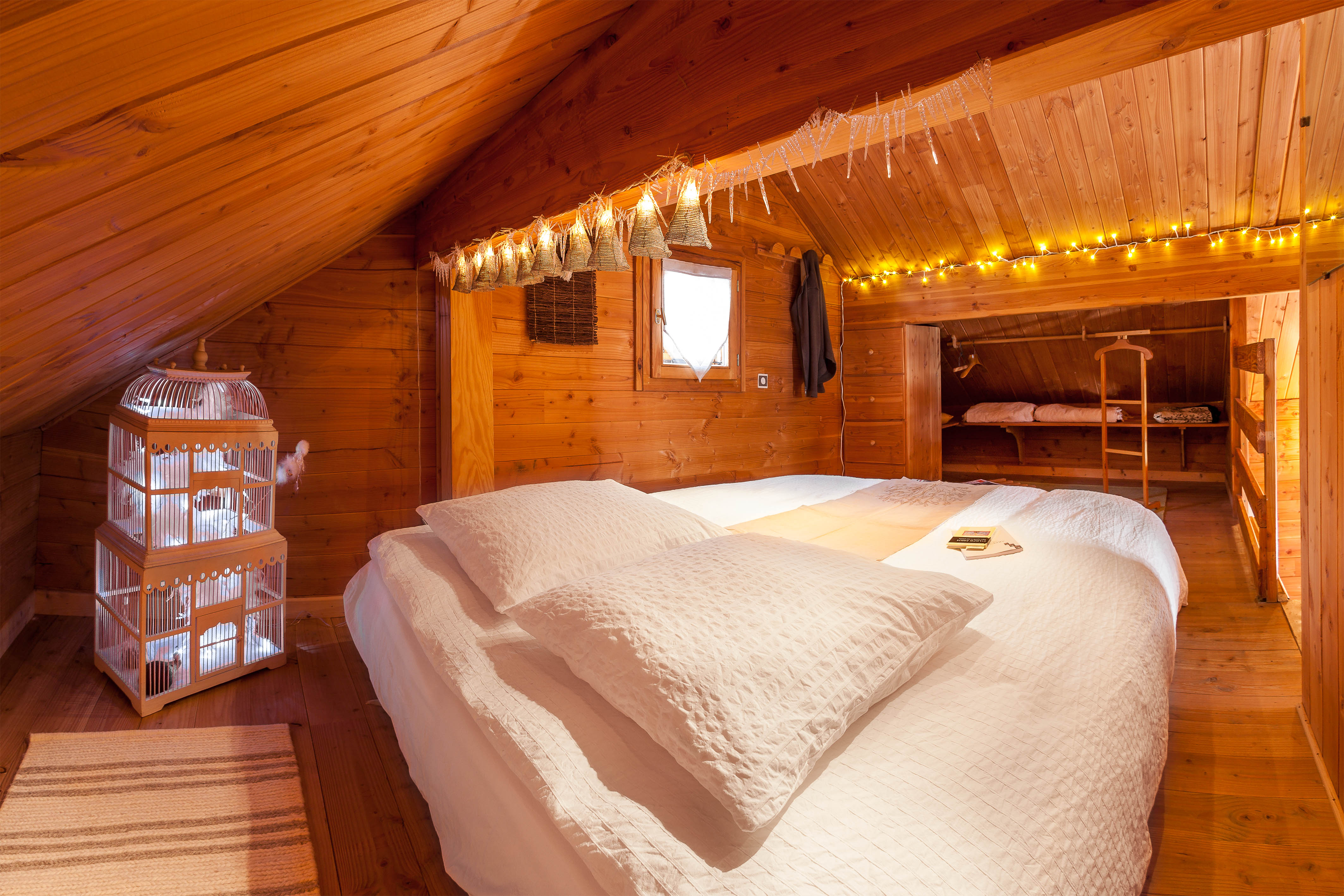 Chambre à l'étage mezzanine du Chalet Carpe Diem, couchage modulable 2 personnes