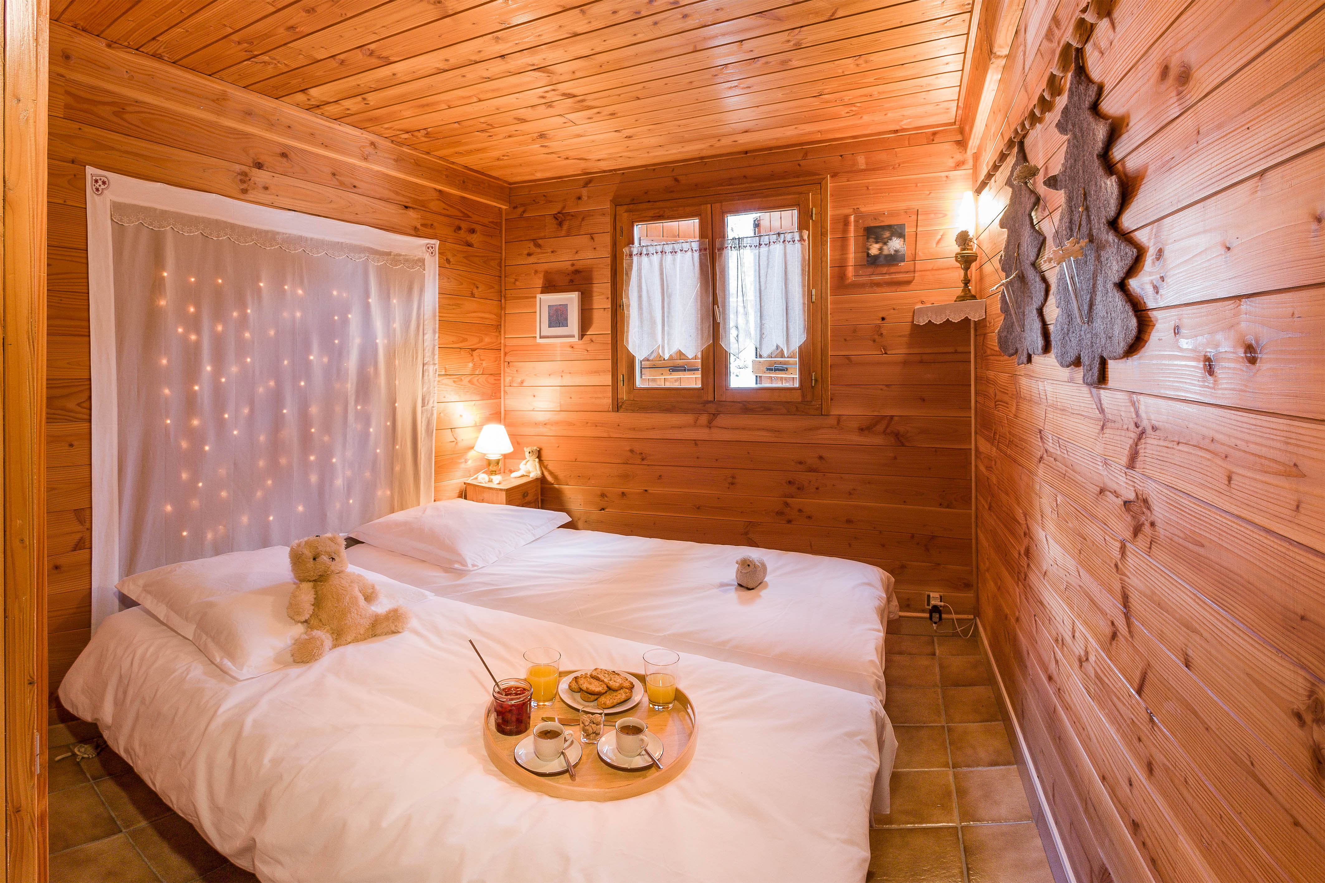 Chambre au rez-de-chaussée du Chalet Carpe Diem, lit double 160x200