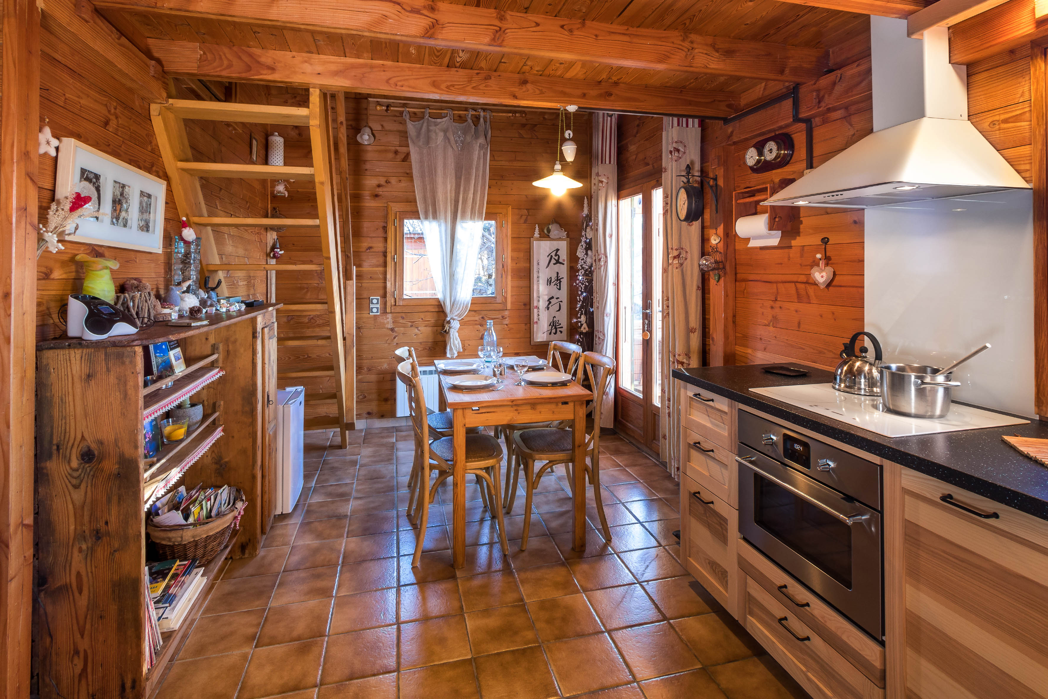 Salle de séjour et coin cuisine du Chalet Carpe Diem 