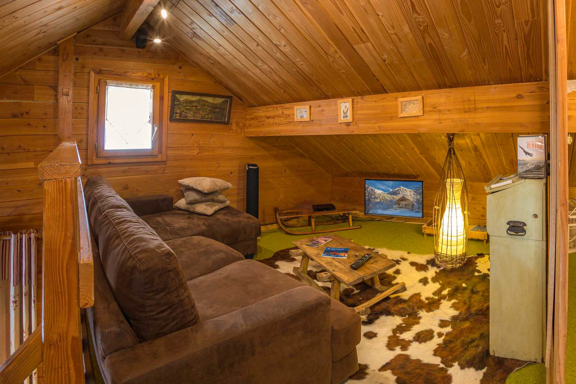 Mezzanine sitting room with TV at Chalet Carpe Diem - Photo by Bertrand Bodin